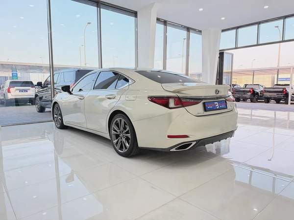 لكزس ES350 اف سبورت ذهبي / احمر خليجي الفطيم Lexus ES 350 F SPORT 2019 - GCC Specs -