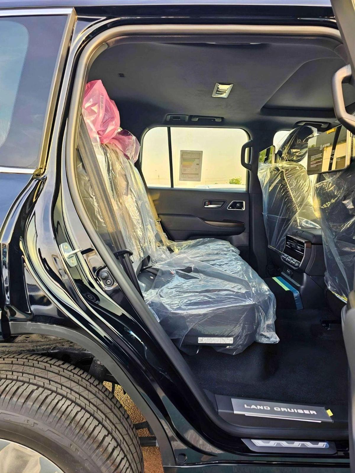 Toyota Land Cruiser VX HYBRID / 3.5L V6 PETROL / RADAR / BIG DVD / JBL SPKRS / COOL BOX / LETAHER WITH MEMORY SEATS (COD-12-12