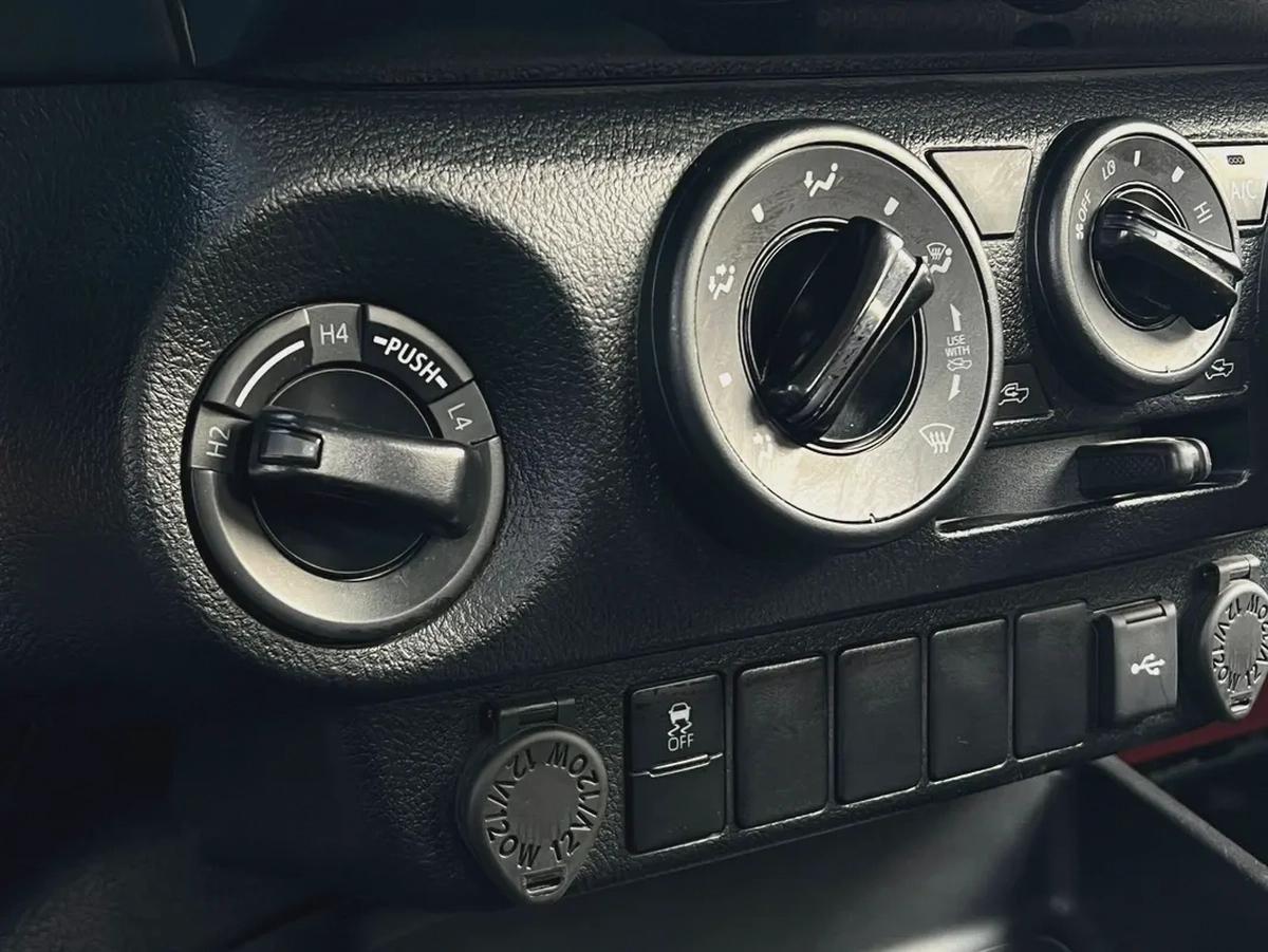 2025 Toyota Hilux Double Cab - GCC Specs - Brand New! Ref#902-18-18