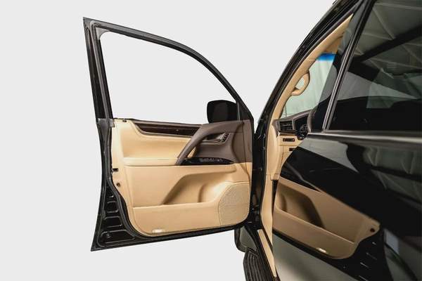 Lexus LX570-GCC-1 Owner-7 Seats-Al Futtaim Full Service History-Pearl Black Exterior Color