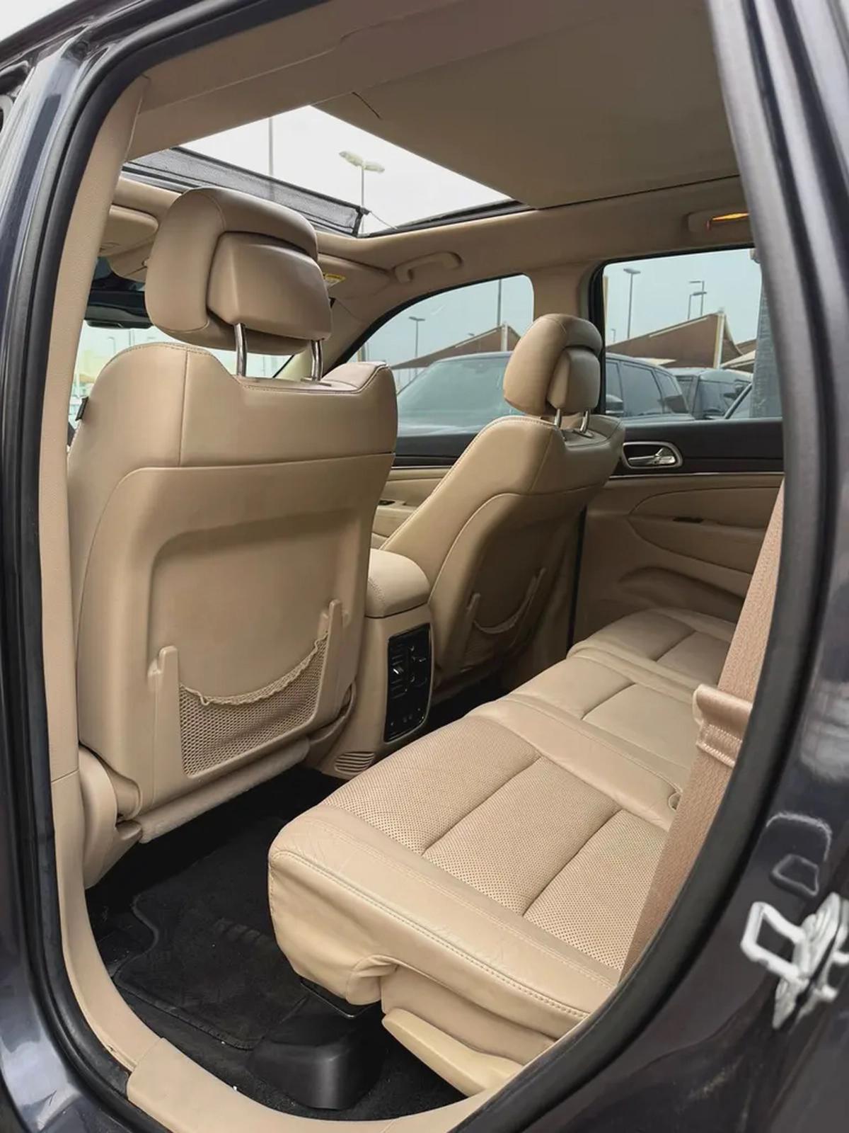 Jeep Grand Cherokee Limited 2015 - GCC Specs - Excellent Condition-6-6