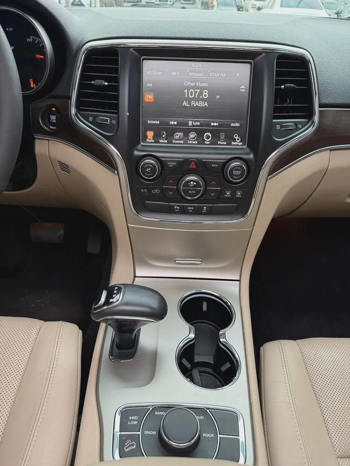 Jeep Grand Cherokee Limited 2015 - GCC Specs - Excellent Condition-9-9