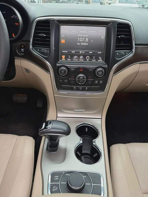 Jeep Grand Cherokee Limited 2015 - GCC Specs - Excellent Condition
