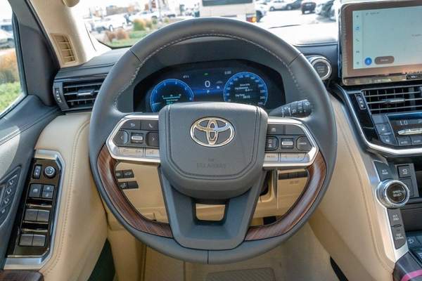 Toyota Land Cruiser VX 2025