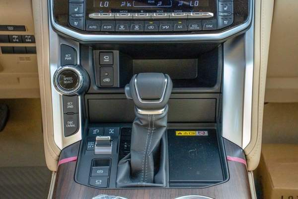 Toyota Land Cruiser VX 2025