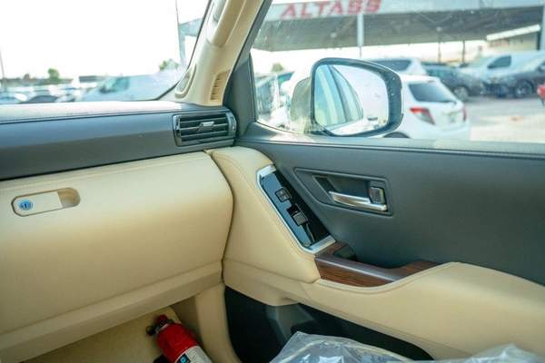 Toyota Land Cruiser VX 2025