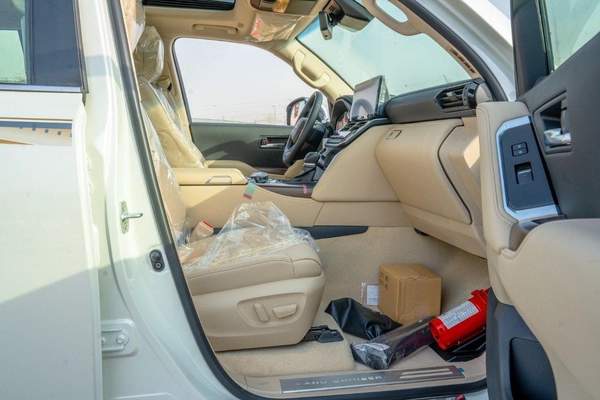 Toyota Land Cruiser VX 2025