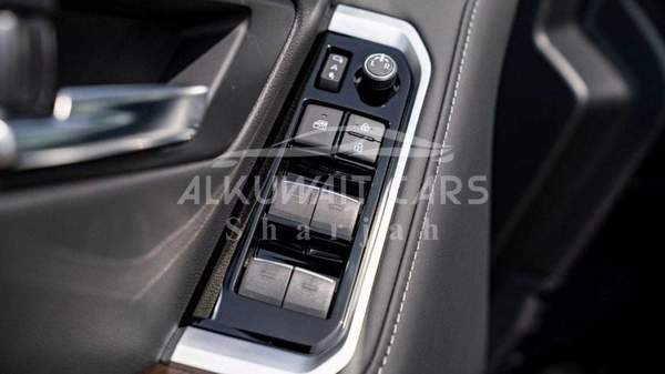 Toyota Land Cruiser TOYOTA LAND CRUISER LC300 VX 4.0P AT MY2025 Grey