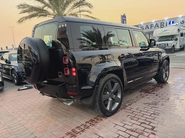 2025. Defender V8. P525.