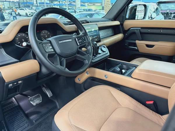 2025. Defender V8. P525.