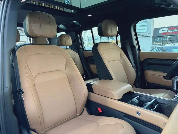 2025. Defender V8. P525.