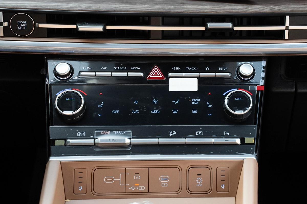 Hyundai Santa Fe Calligraphy 2024 | Luxury 7-Seater | GCC FOR EXPORT-12-12