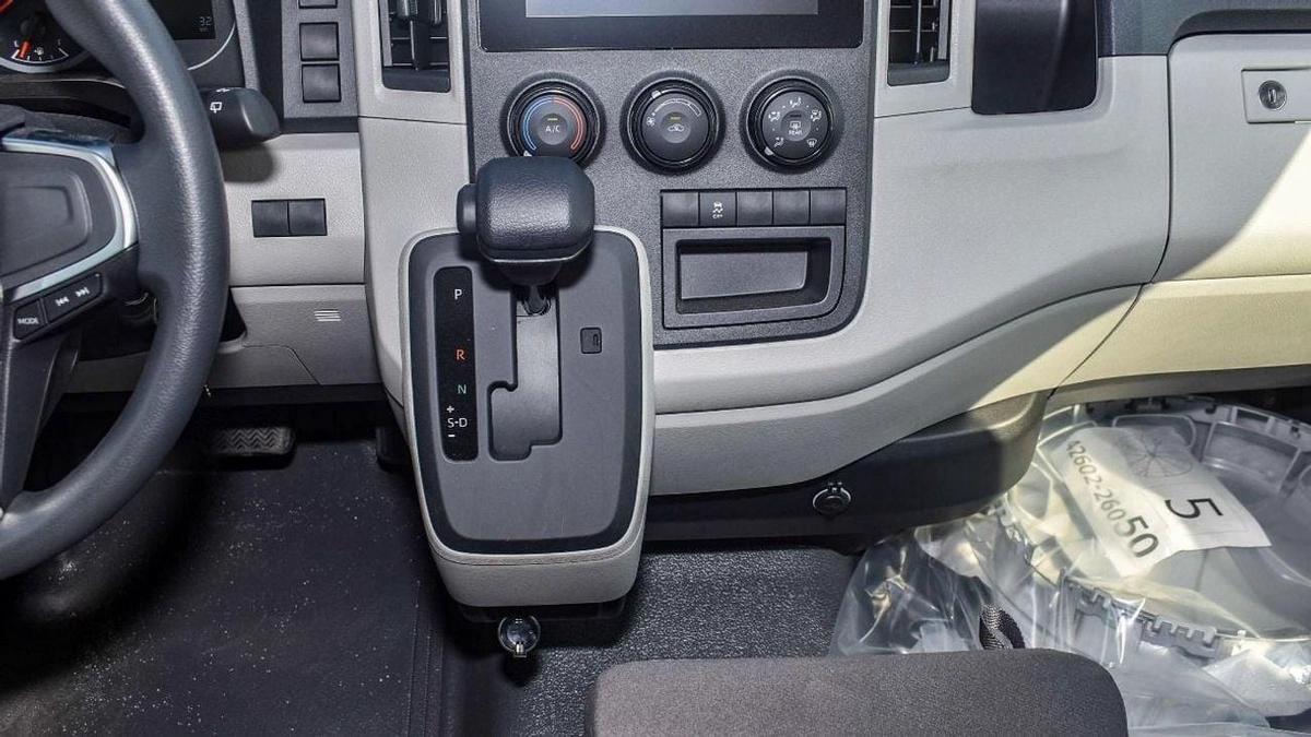 Toyota Hiace High Roof Van 3.5L-4-4