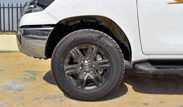 Toyota Hilux TOYOTA HILUX DC 2.7L 4X4 PETROL W/REAR CAMERA A/T MY24 2.7L Petrol 2025