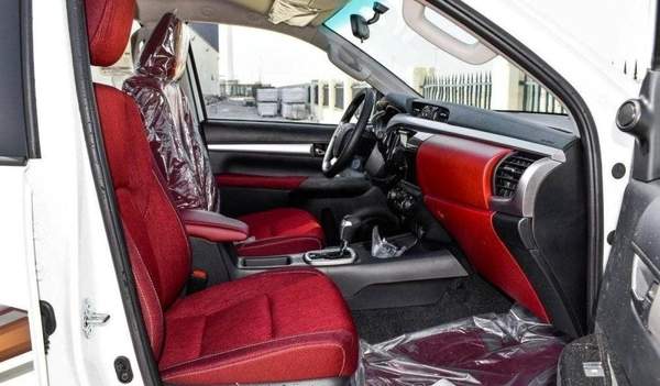 Toyota Hilux TOYOTA HILUX DC 2.7L 4X4 PETROL W/REAR CAMERA A/T MY24 2.7L Petrol 2025