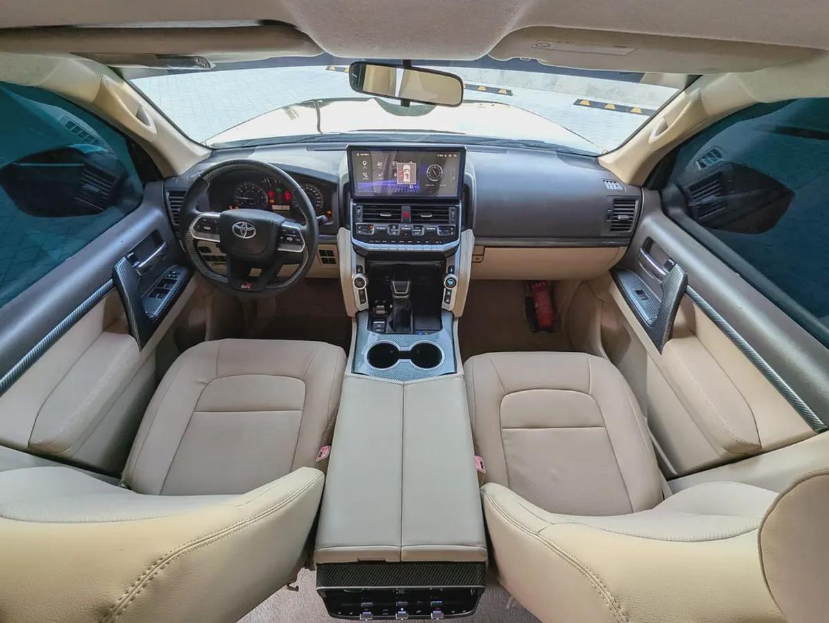 TOYOTA LAND CRUISER 2015 FACELIFTED 2025 WITH INTERIOR AND EXTERIOR GCC V6 4.0L-2-2