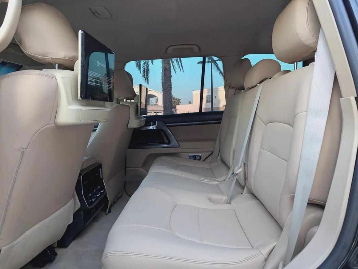 TOYOTA LAND CRUISER 2015 FACELIFTED 2025 WITH INTERIOR AND EXTERIOR GCC V6 4.0L-6-6