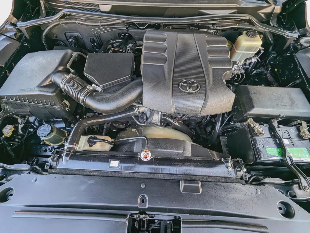 TOYOTA LAND CRUISER 2015 FACELIFTED 2025 WITH INTERIOR AND EXTERIOR GCC V6 4.0L-12-12