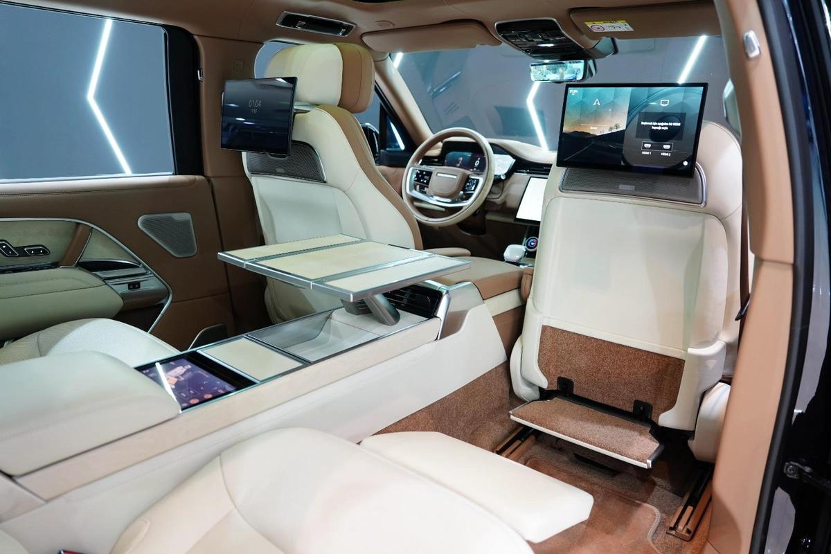 Land Rover Range Rover Vogue SV LWB 2023-10-10