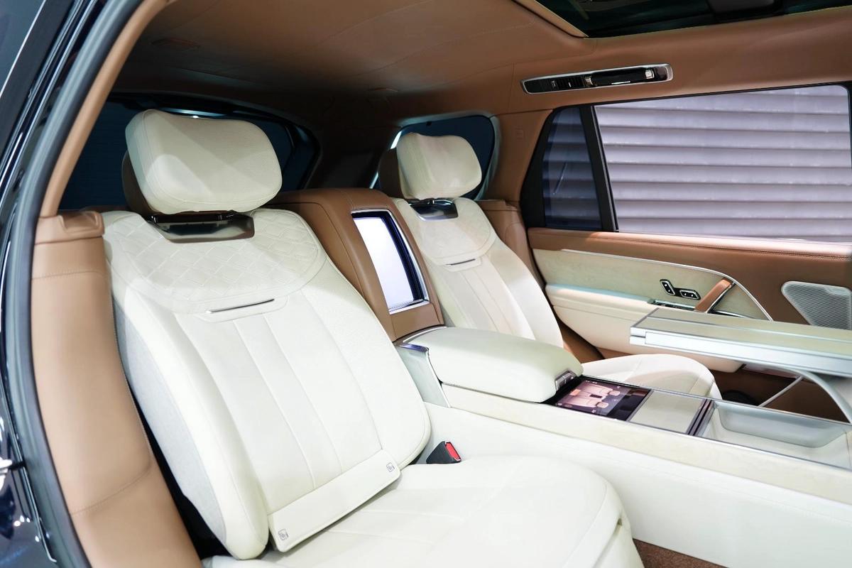 Land Rover Range Rover Vogue SV LWB 2023-9-9