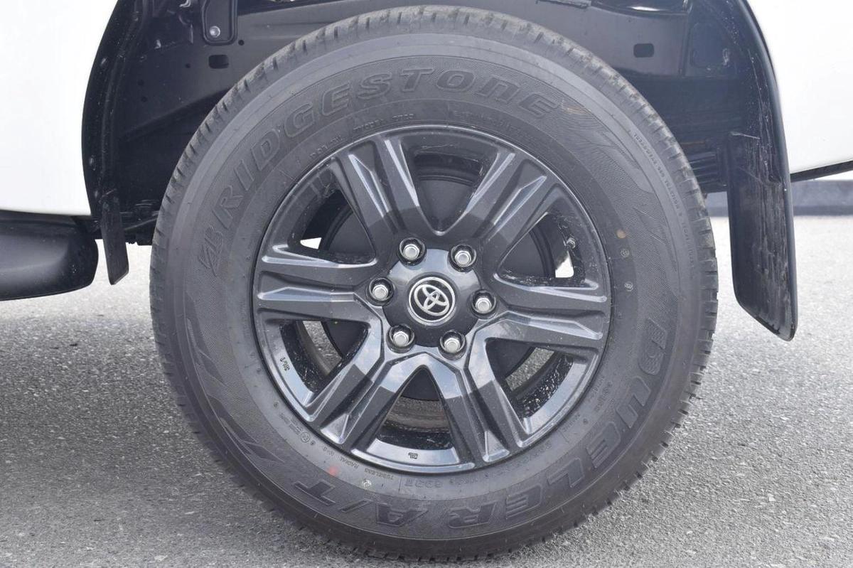 Toyota Hilux HILUX SR5 2.7L AT 2025-18-18