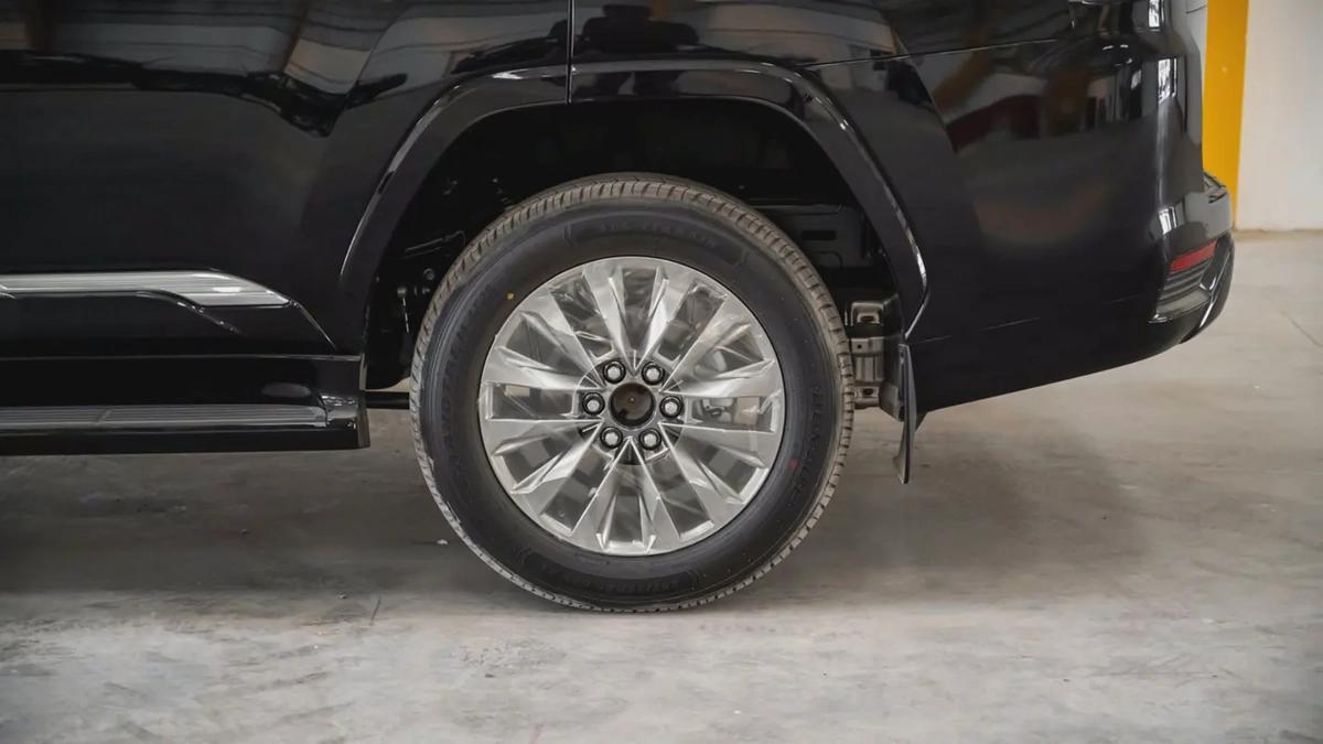 LC300 GXR 4.0L GCC Specs Brand New for Export-7-7