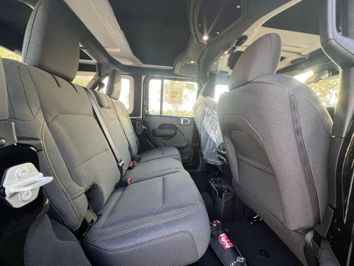 Jeep Wrangler Unlimited Sport S 2.0L A/T-4-4