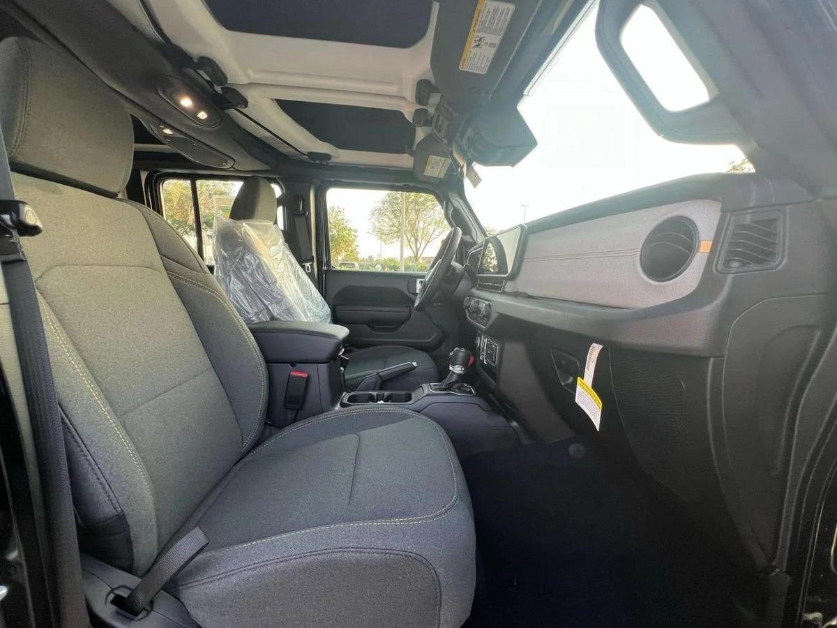 Jeep Wrangler Unlimited Sport S 2.0L A/T-5-5