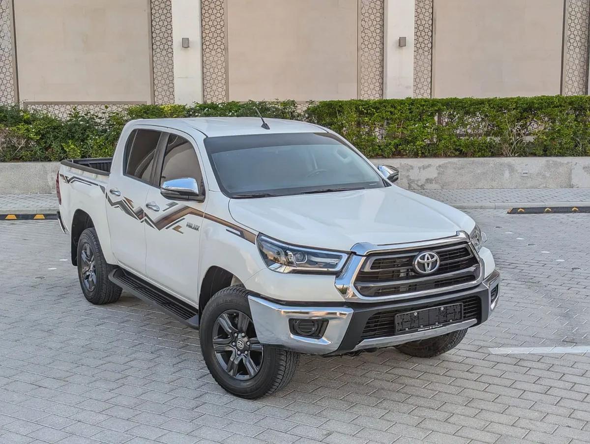 TOYOTA HILUX 2024 SR5 DOUBLE CABIN 4X4 V4 2.7L GCC LOW MILEAGE IN EXCELLENT CONDITION-0-0