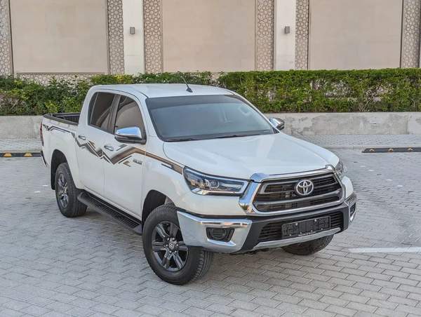 TOYOTA HILUX 2024 SR5 DOUBLE CABIN 4X4 V4 2.7L GCC LOW MILEAGE IN EXCELLENT CONDITION