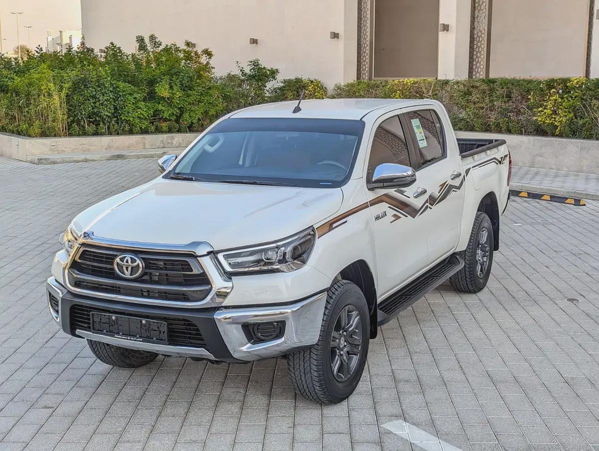 TOYOTA HILUX 2024 SR5 DOUBLE CABIN 4X4 V4 2.7L GCC LOW MILEAGE IN EXCELLENT CONDITION-1-1