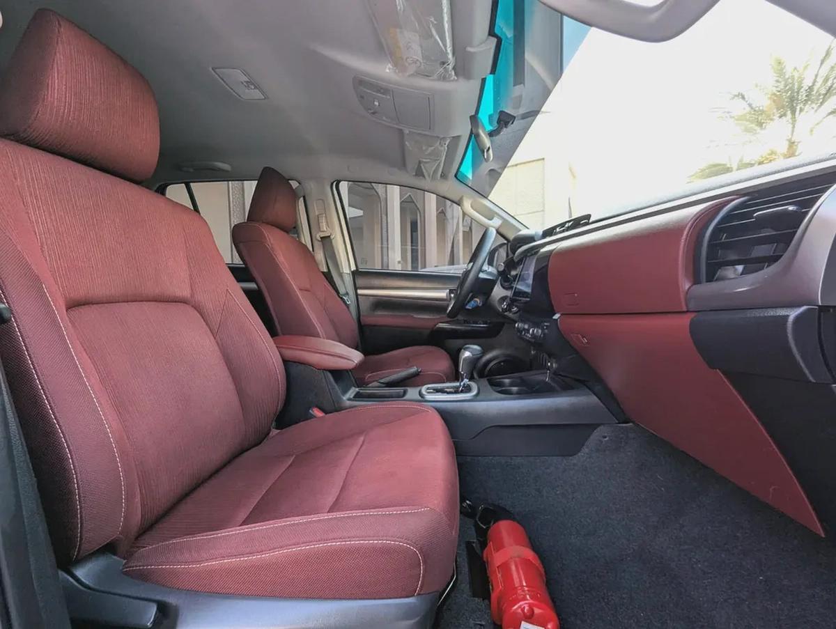 TOYOTA HILUX 2024 SR5 DOUBLE CABIN 4X4 V4 2.7L GCC LOW MILEAGE IN EXCELLENT CONDITION-3-3