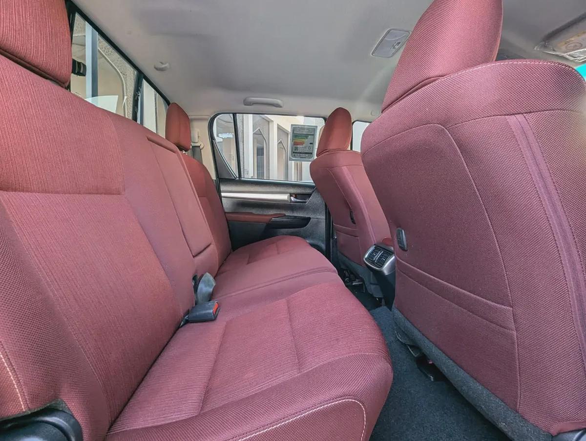 TOYOTA HILUX 2024 SR5 DOUBLE CABIN 4X4 V4 2.7L GCC LOW MILEAGE IN EXCELLENT CONDITION-4-4