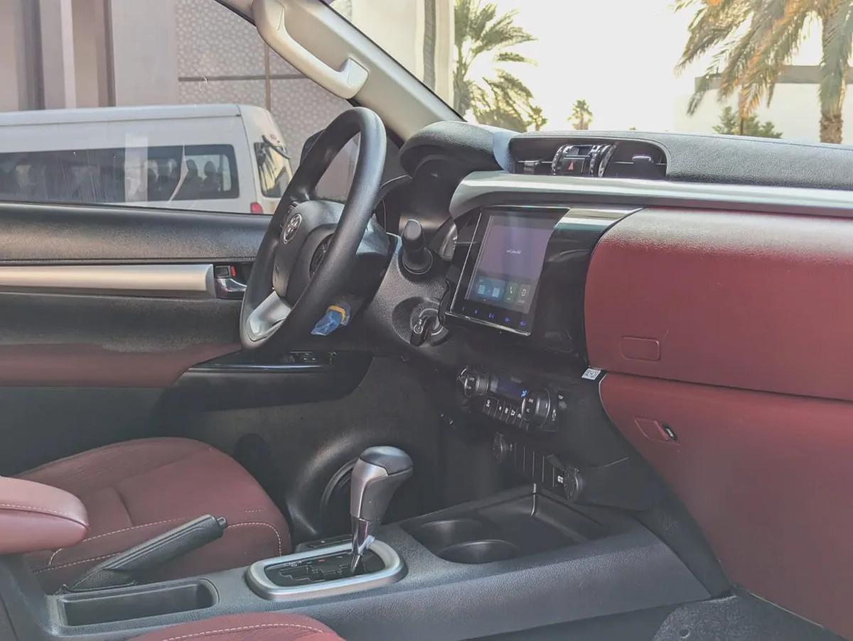 TOYOTA HILUX 2024 SR5 DOUBLE CABIN 4X4 V4 2.7L GCC LOW MILEAGE IN EXCELLENT CONDITION-6-6