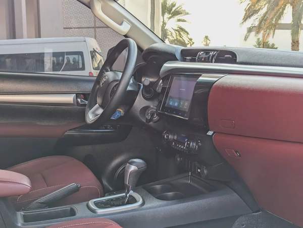 TOYOTA HILUX 2024 SR5 DOUBLE CABIN 4X4 V4 2.7L GCC LOW MILEAGE IN EXCELLENT CONDITION