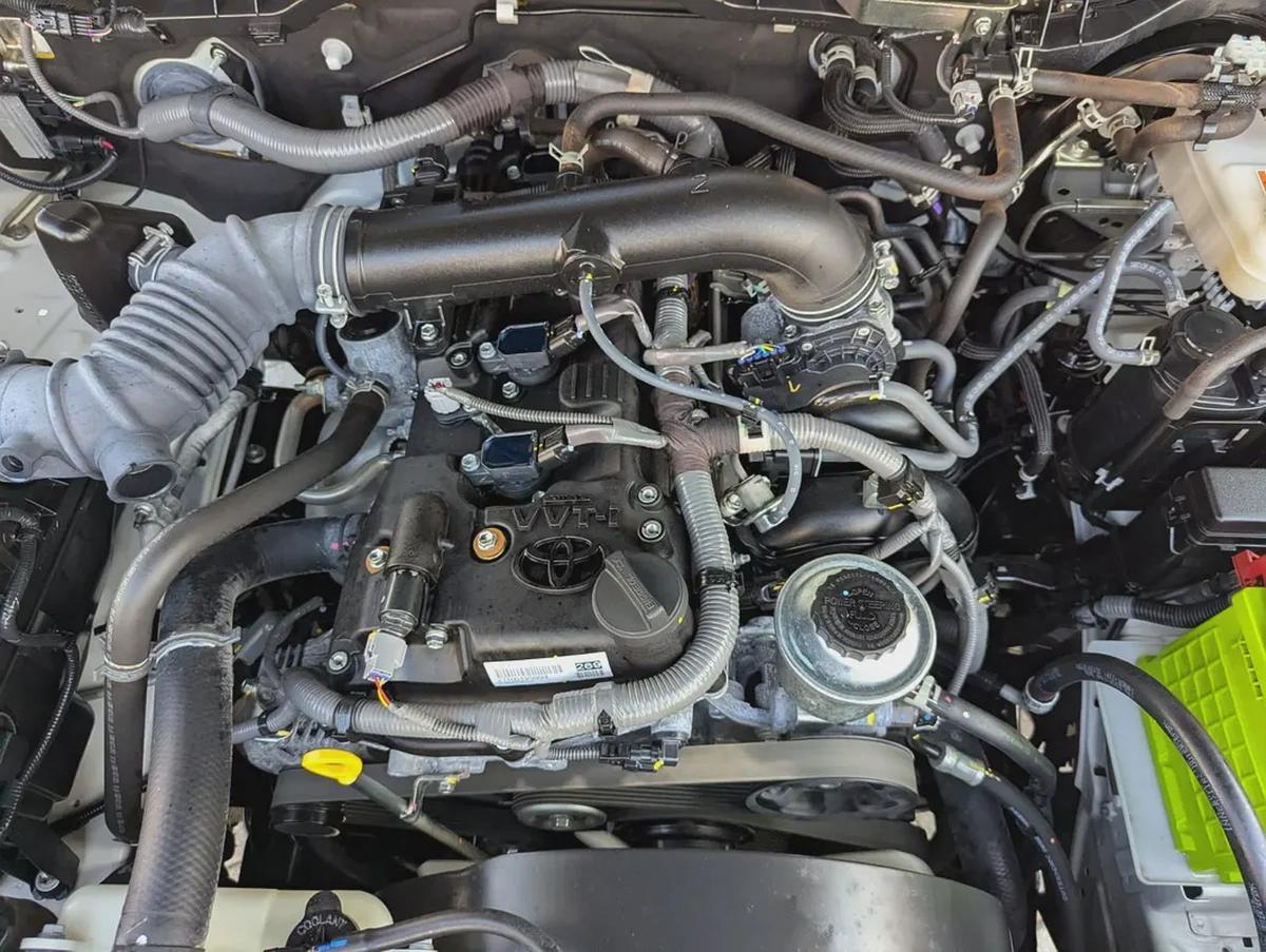 TOYOTA HILUX 2024 SR5 DOUBLE CABIN 4X4 V4 2.7L GCC LOW MILEAGE IN EXCELLENT CONDITION-8-8