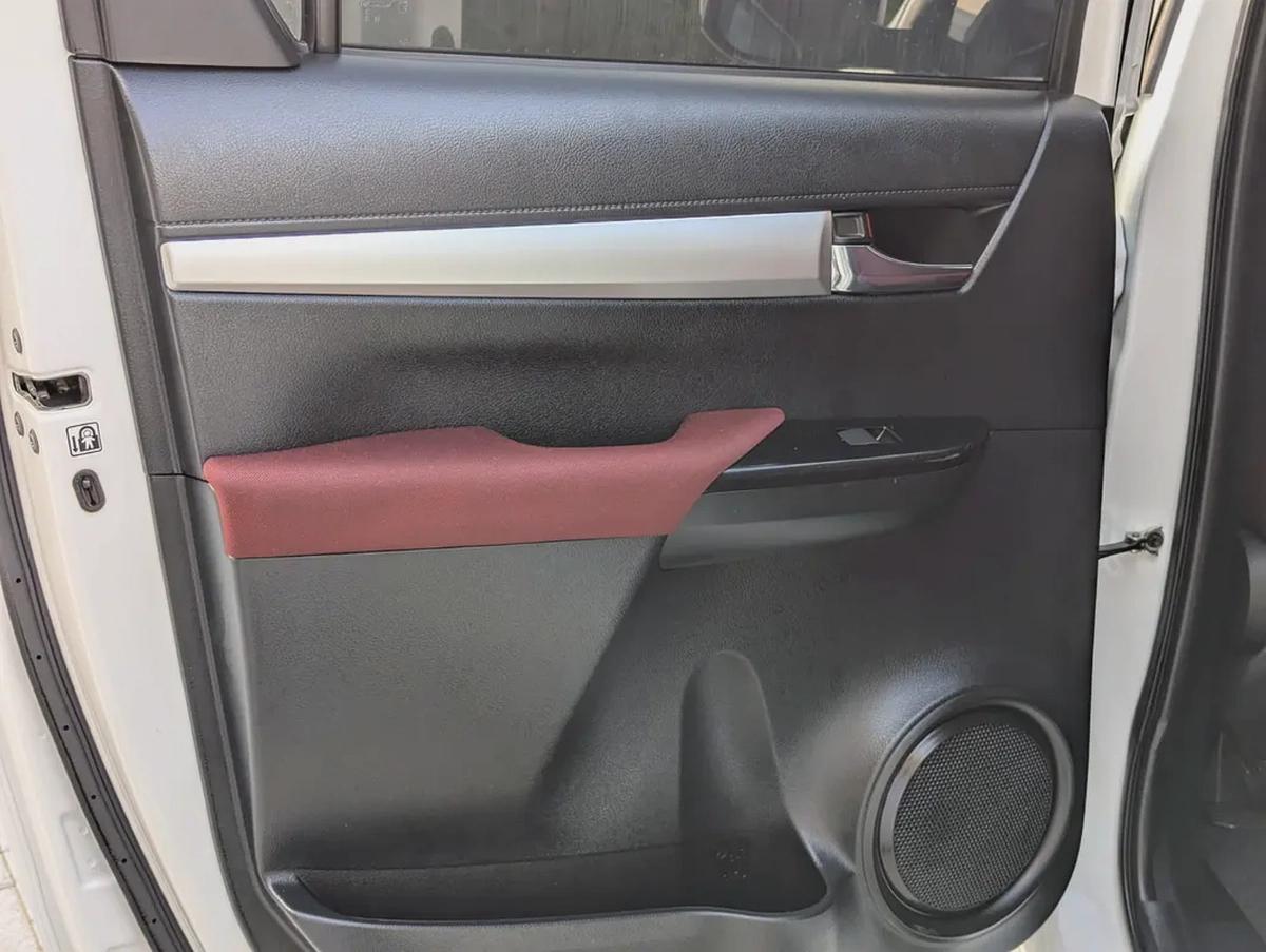 TOYOTA HILUX 2024 SR5 DOUBLE CABIN 4X4 V4 2.7L GCC LOW MILEAGE IN EXCELLENT CONDITION-10-10