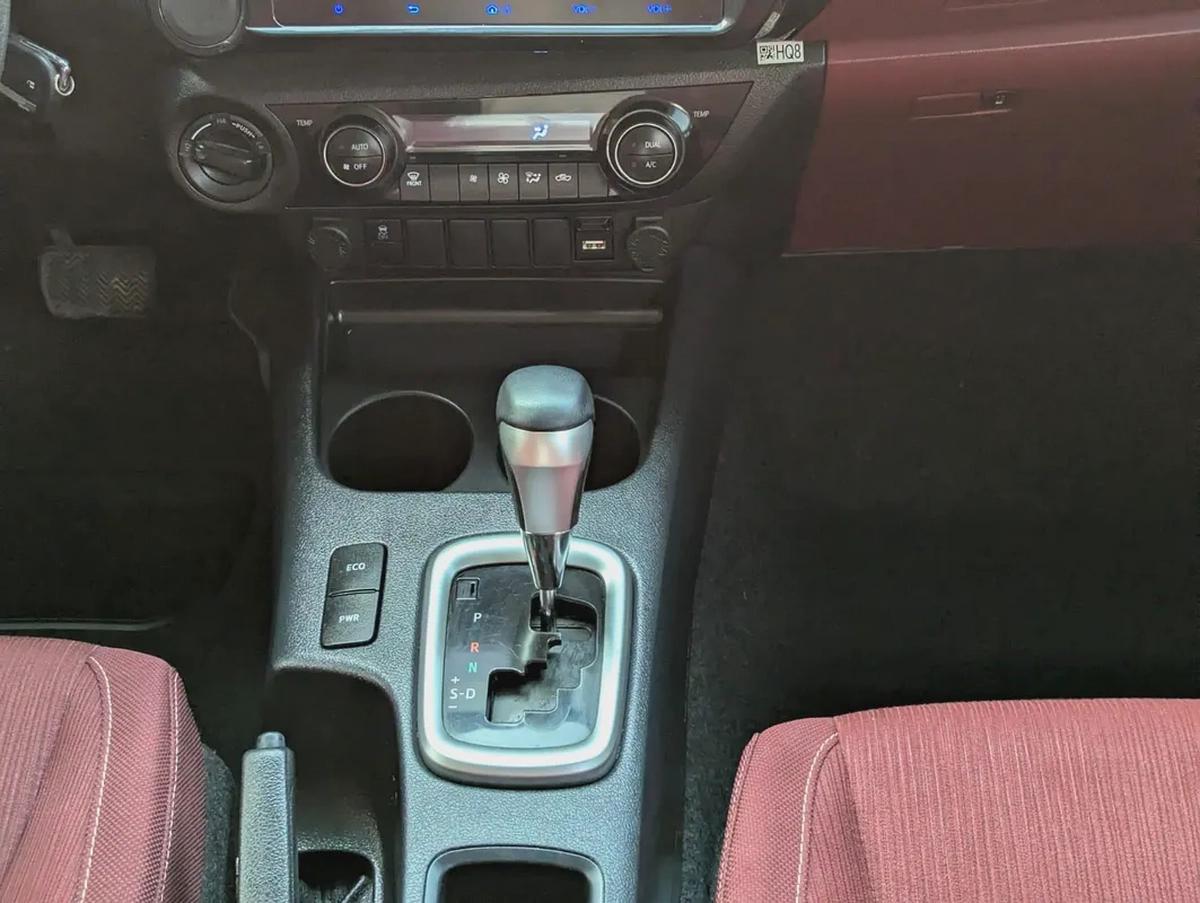 TOYOTA HILUX 2024 SR5 DOUBLE CABIN 4X4 V4 2.7L GCC LOW MILEAGE IN EXCELLENT CONDITION-11-11