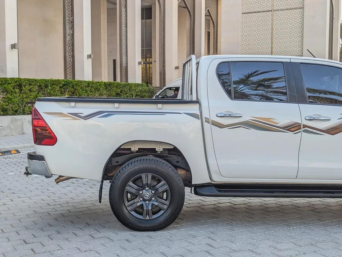 TOYOTA HILUX 2024 SR5 DOUBLE CABIN 4X4 V4 2.7L GCC LOW MILEAGE IN EXCELLENT CONDITION-12-12
