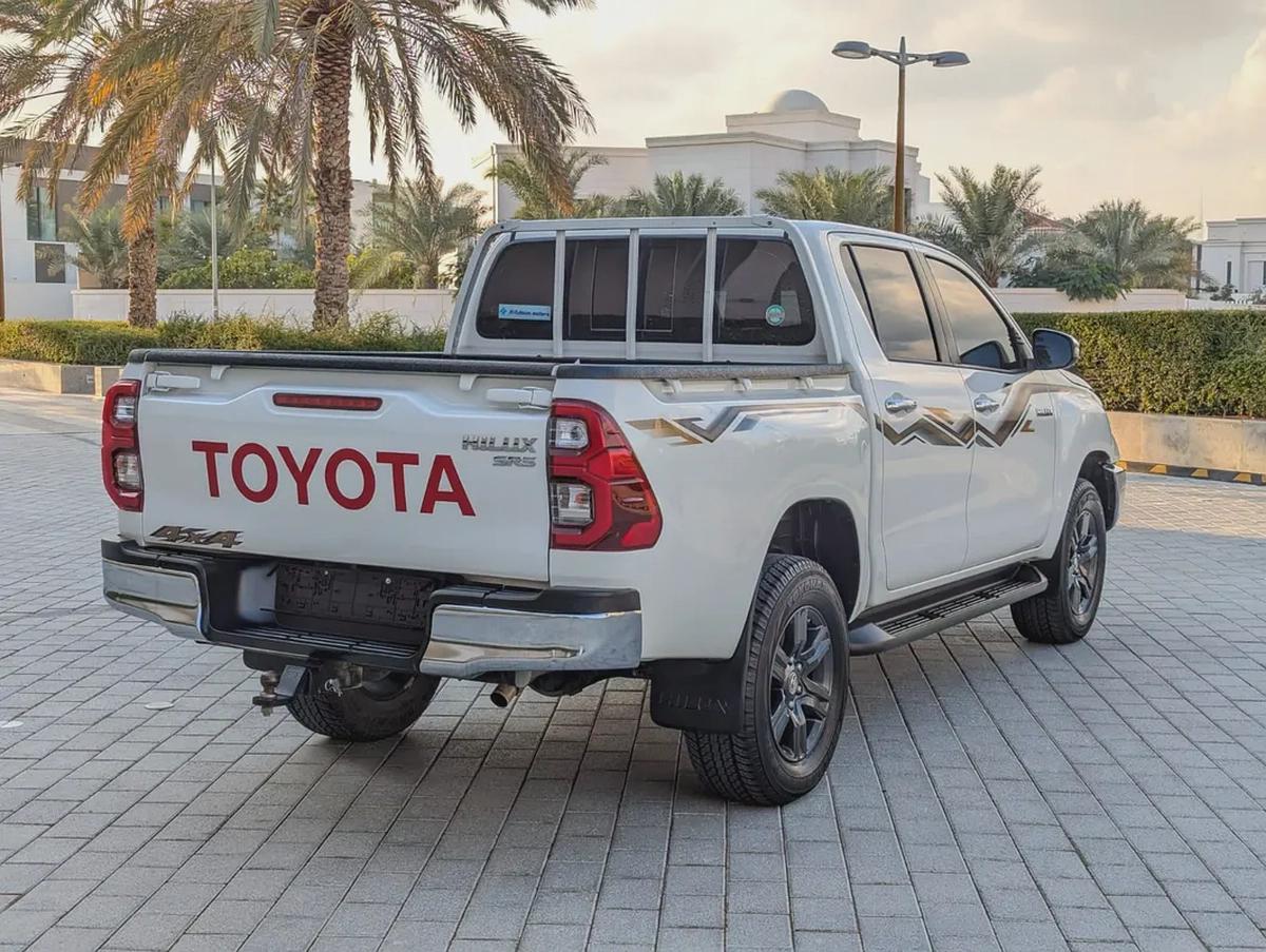 TOYOTA HILUX 2024 SR5 DOUBLE CABIN 4X4 V4 2.7L GCC LOW MILEAGE IN EXCELLENT CONDITION-14-14