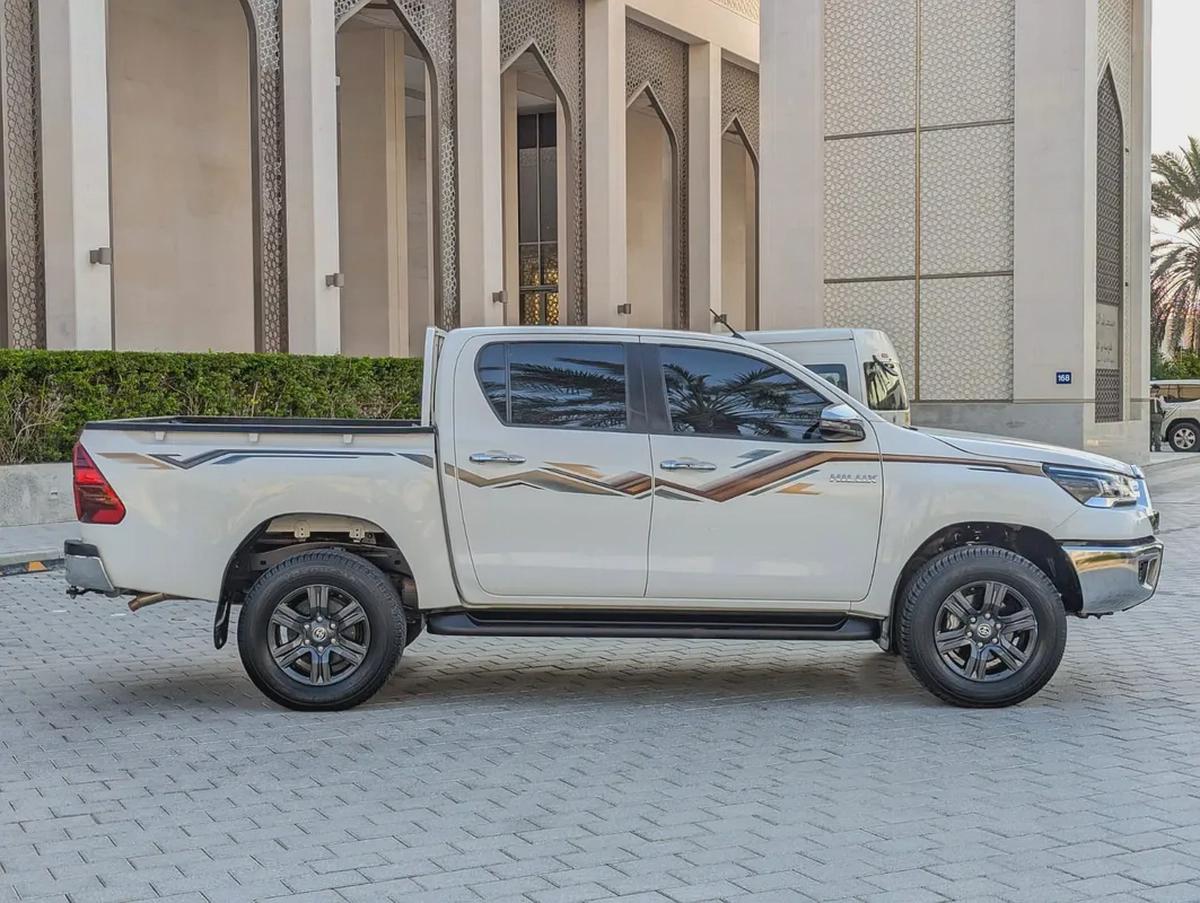 TOYOTA HILUX 2024 SR5 DOUBLE CABIN 4X4 V4 2.7L GCC LOW MILEAGE IN EXCELLENT CONDITION-15-15