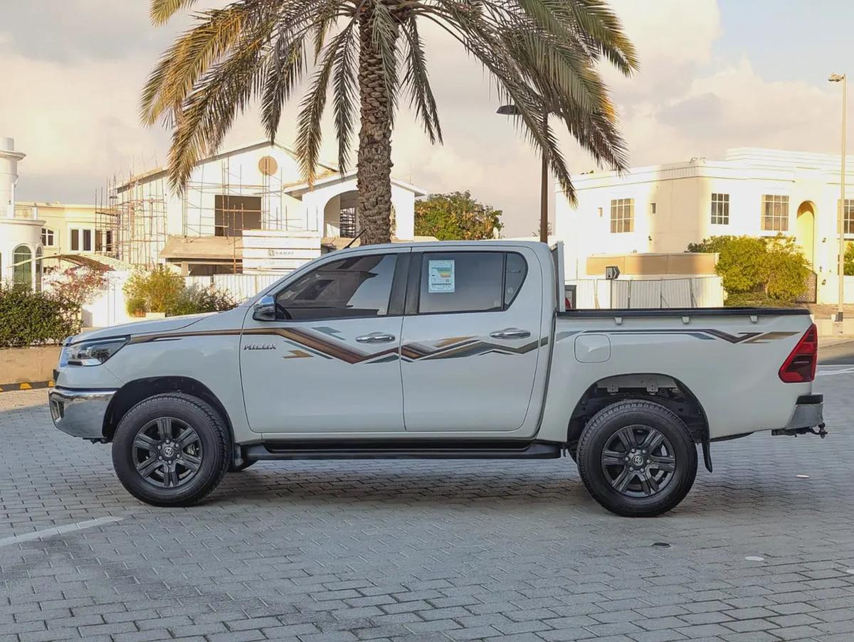 TOYOTA HILUX 2024 SR5 DOUBLE CABIN 4X4 V4 2.7L GCC LOW MILEAGE IN EXCELLENT CONDITION-16-16