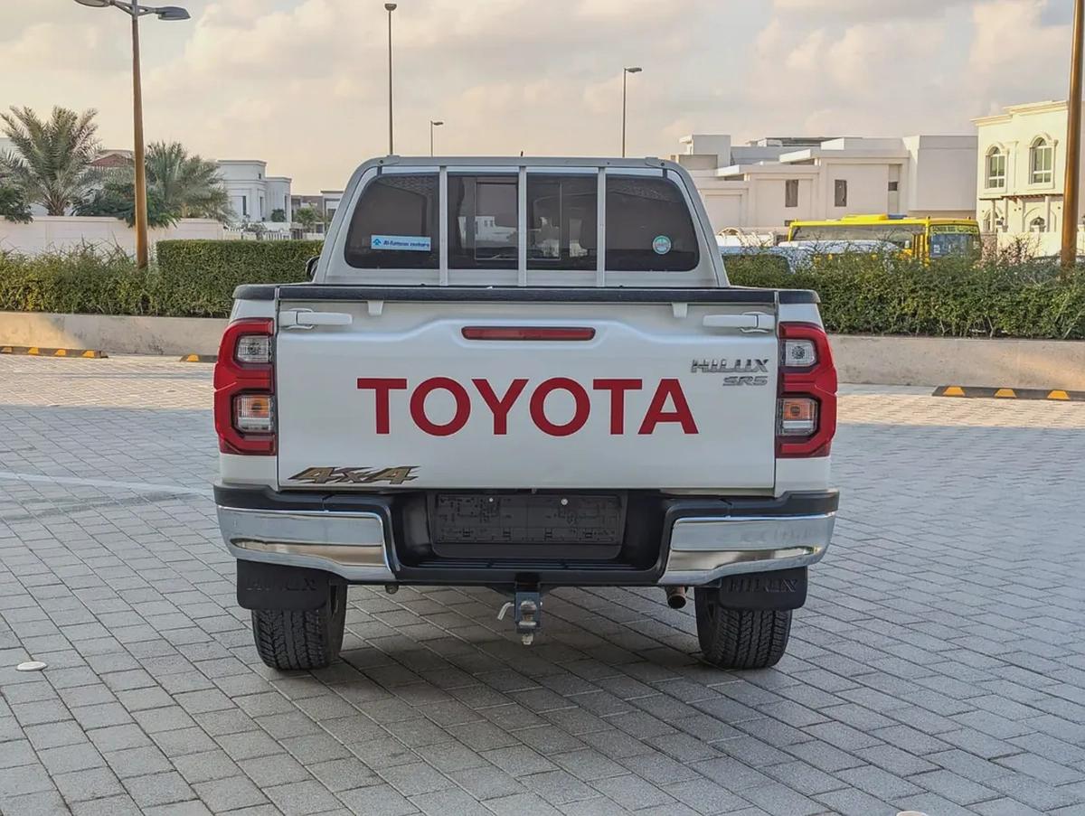 TOYOTA HILUX 2024 SR5 DOUBLE CABIN 4X4 V4 2.7L GCC LOW MILEAGE IN EXCELLENT CONDITION-17-17
