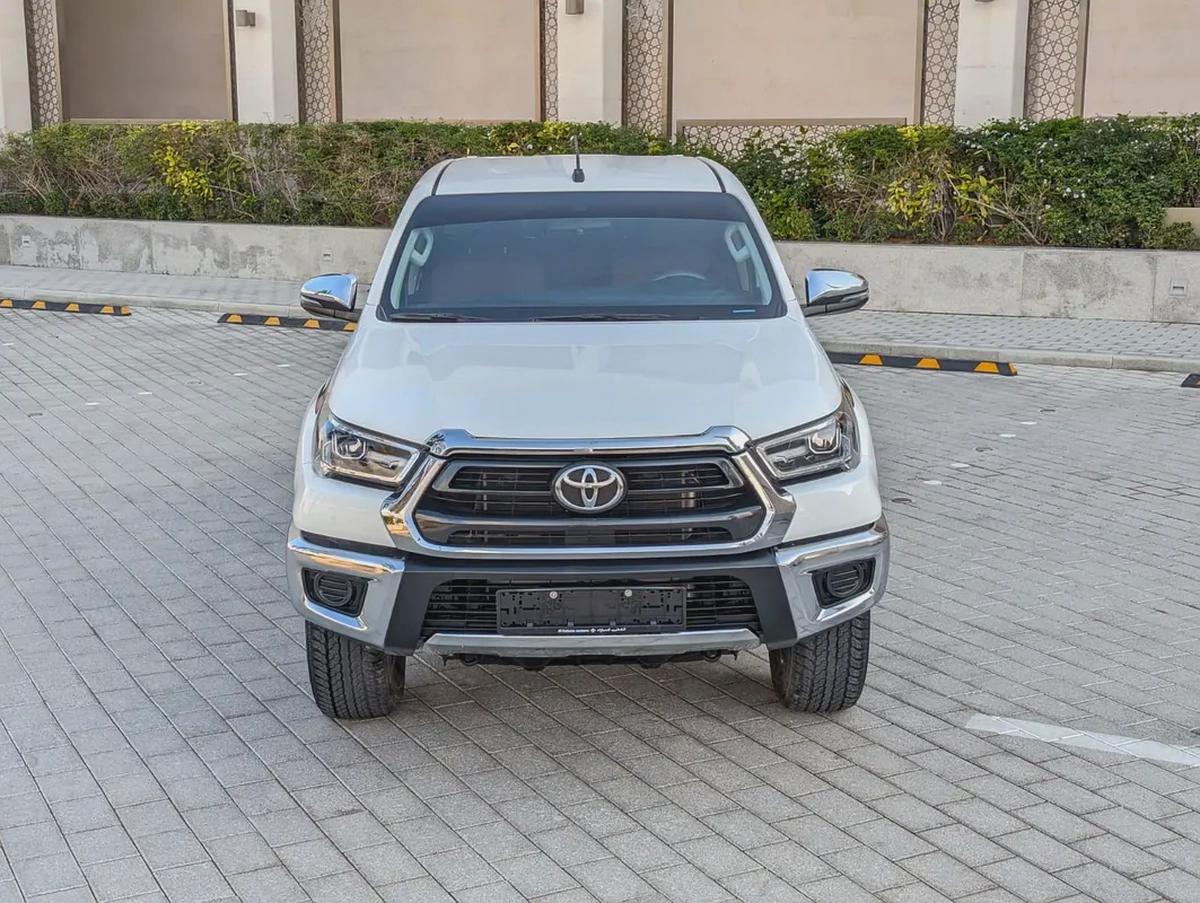 TOYOTA HILUX 2024 SR5 DOUBLE CABIN 4X4 V4 2.7L GCC LOW MILEAGE IN EXCELLENT CONDITION-18-18