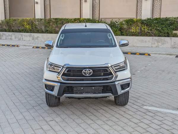 TOYOTA HILUX 2024 SR5 DOUBLE CABIN 4X4 V4 2.7L GCC LOW MILEAGE IN EXCELLENT CONDITION
