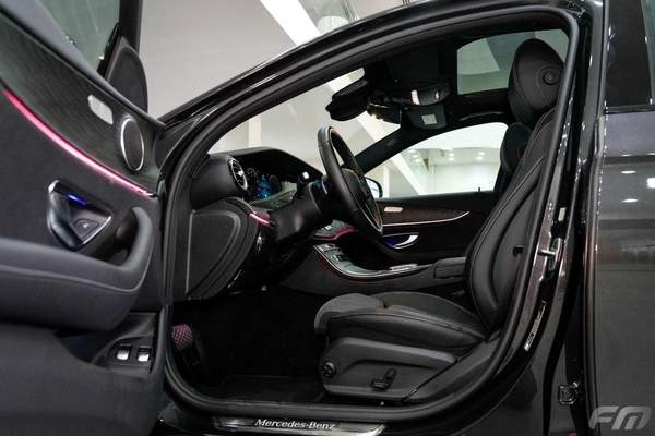 Mercedes-Benz E300 HYBRID - IN ITS EXCELLENT CONDITION!!!