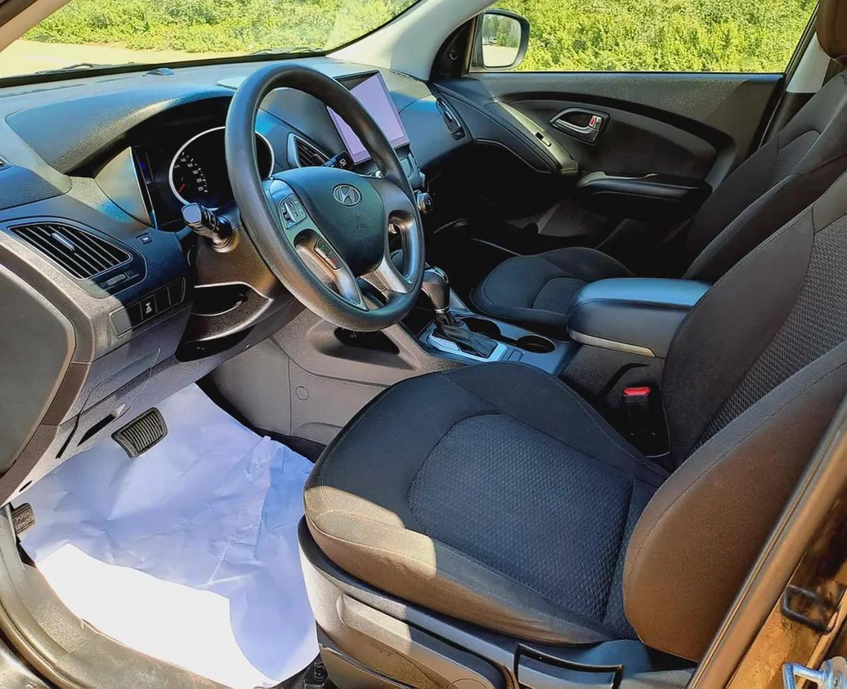 1,725-MONTHLY FOR 1 YEAR ONLY | HYUNDAI TUCSON 2015 2.0L GCC | CRUISE CONTROL I GPS I ACCIDENT FREE-9-9
