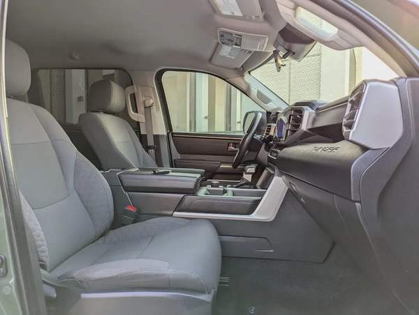 TOYOTA TUNDRA 2023 CREWMAX SR5 IN EXCELLENT CONDITION