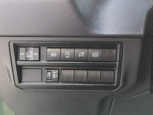 TOYOTA TUNDRA 2023 CREWMAX SR5 IN EXCELLENT CONDITION