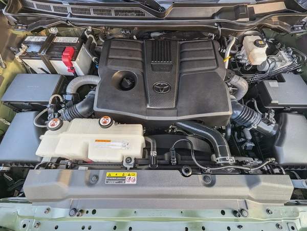 TOYOTA TUNDRA 2023 CREWMAX SR5 IN EXCELLENT CONDITION